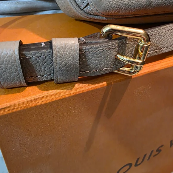 Louis Vuitton Pochette Metis Crossbody Bag - Picture 6 of 16